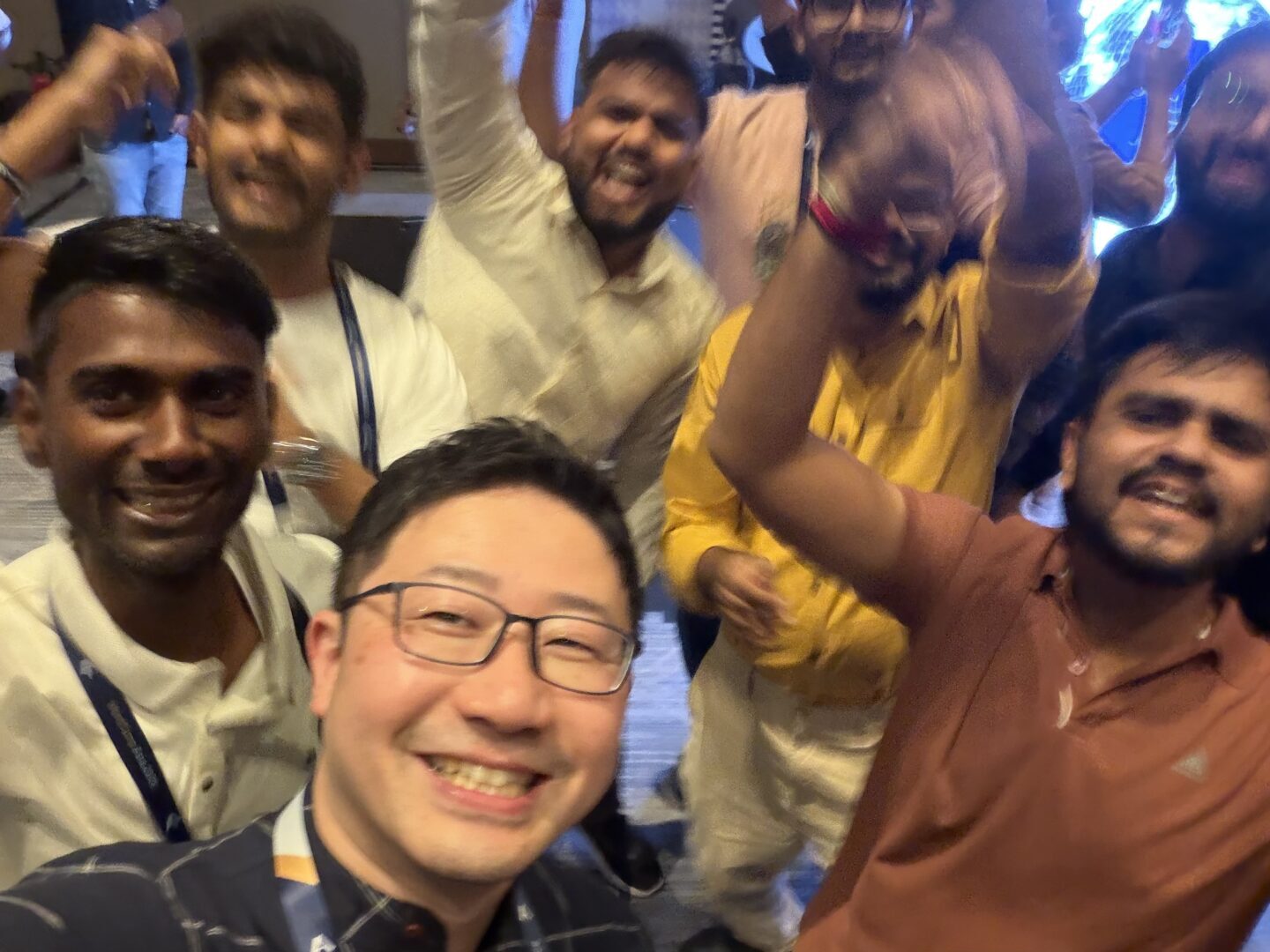 WordCamp Asia 2026のアフターパーティーにて、インドの方々と踊っている時に撮ったセルフィー写真。